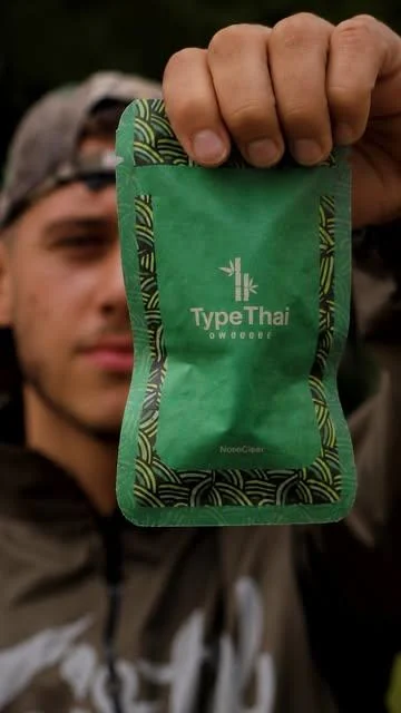 Eine Person hält die grüne NoseClear-Verpackung in die Kamera